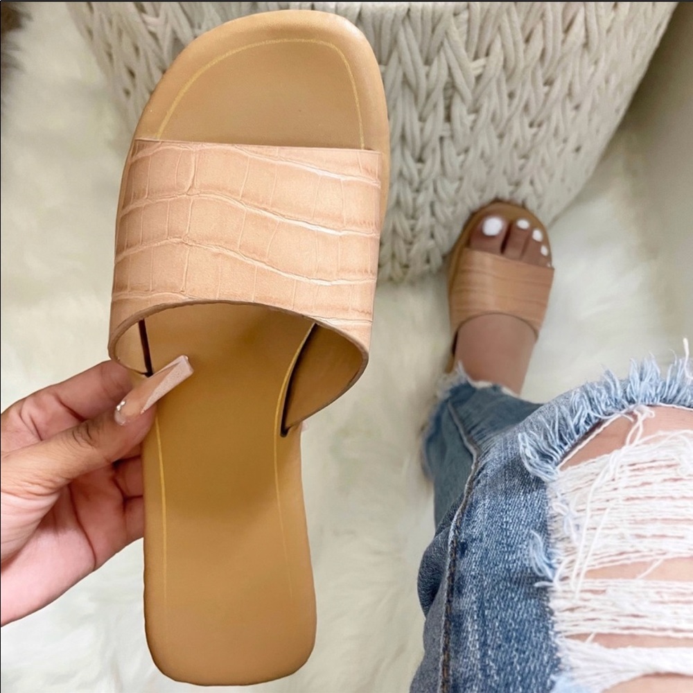 NEW Chrissy Sandal- in Nude